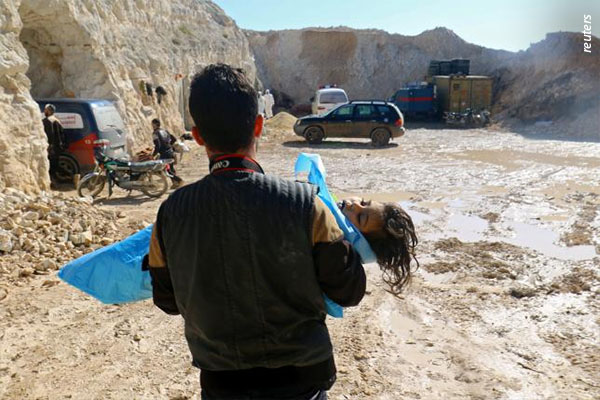 07-siria-pai-carregando-filho