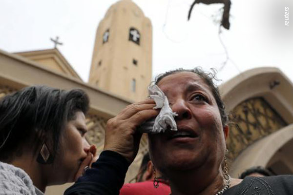 15-egito-parentes-de-vitima-de-bomba-choram-em-frente-a-igreja