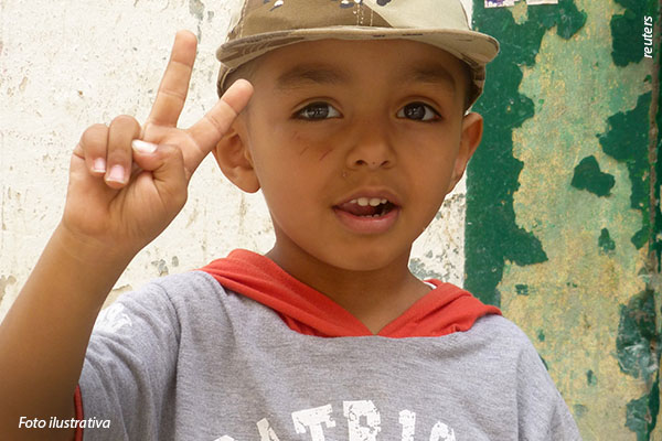 08-libia-menino-fazendo-sinal-paz