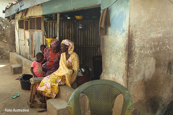 13-nigeria-mulheres-sentadas-muro-de-casa