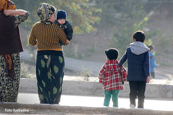 31-turcomenistao-criancas-andando