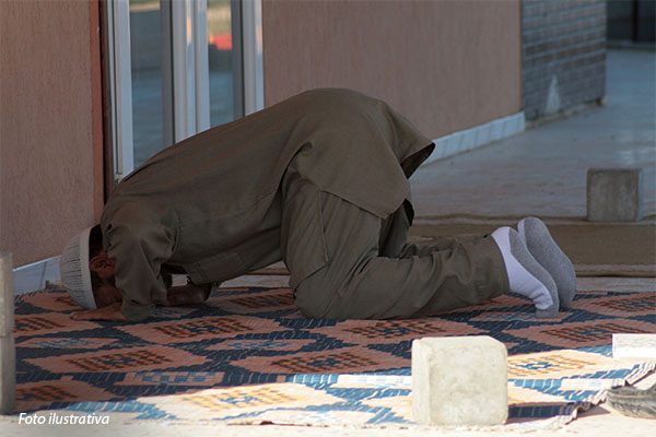 06-libia-homem-ajoelhado-orando