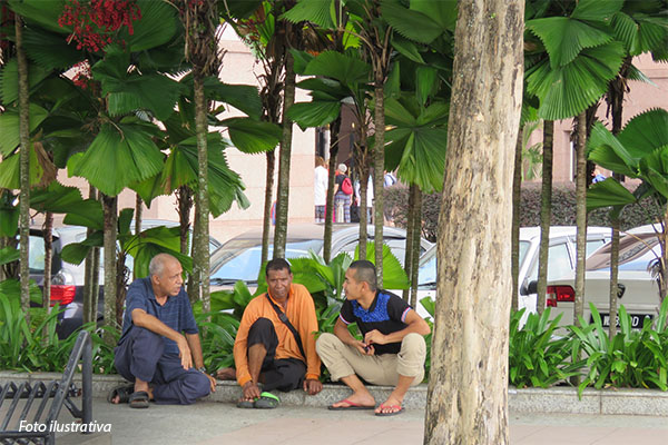 20-malasia-homens-conversando