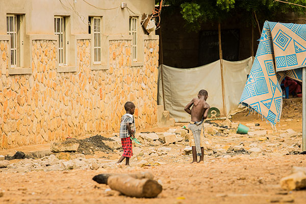 28-nigeria-meninos-brincando-acampamento