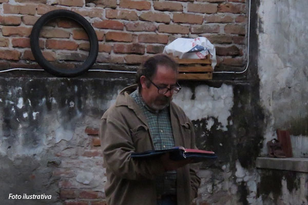 24-mexico-homem-lendo-biblia