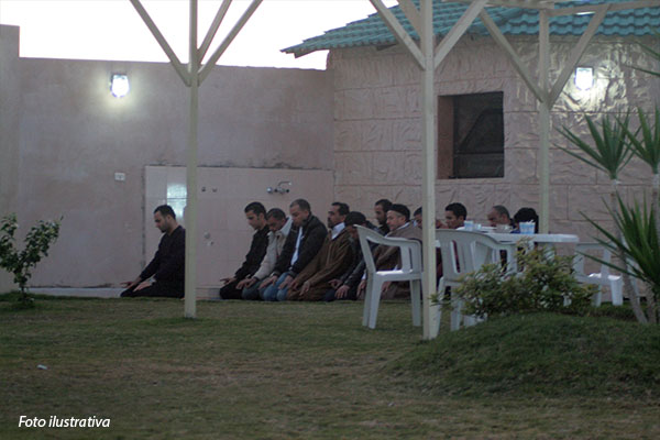 12-libia-homens-orando