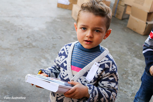 24-iraque-crianca-segurando-biblia