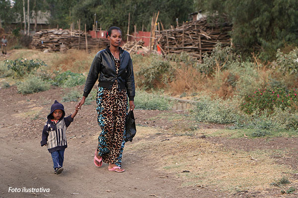 15-etiopia-mae-e-filho-andando