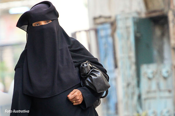 14-arabia-saudita-mulher-andando-