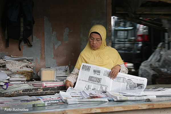 03-indonesia-mulher-vendendo-jornais