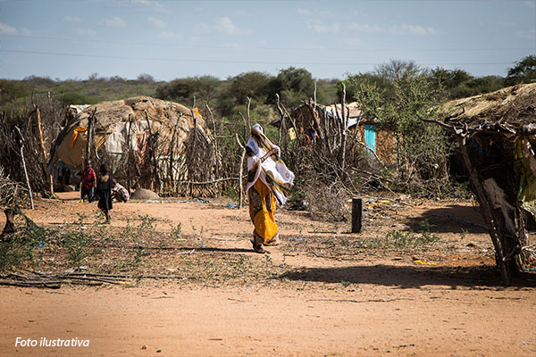 30-quenia-mulher-andando-nas-estradas-para-garissa