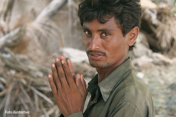 07-paquistao-homen-orando