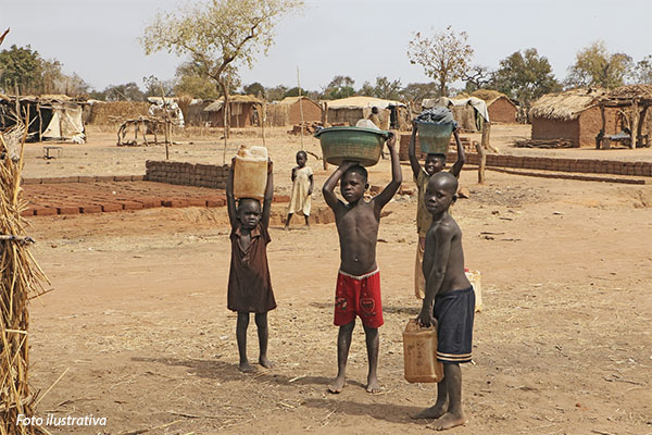 12-sudao-criancas-carregando-agua
