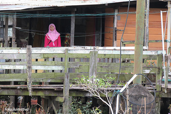 16-brunei-mulher-no-pier-de-casa