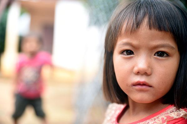 8-crianca-menina-aldeia-laos