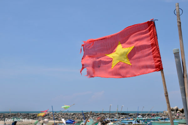 06-vietnam-bandeira-perto-praia