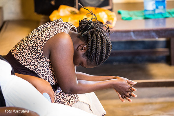 06-quenia-mulher-orando