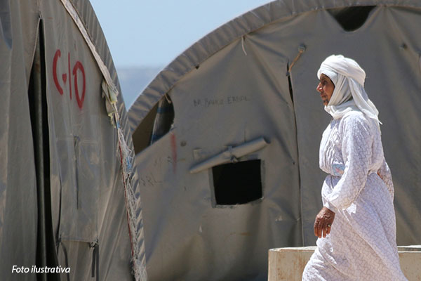 23-siria-mulher-andando-em-campo-de-refugiados