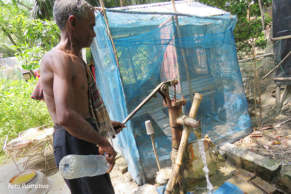 24-bangladesh-homem-tirando-agua-do-poco