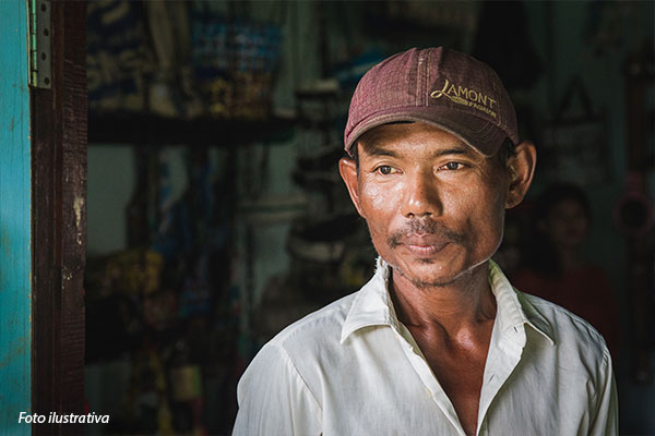 29-mianmar-homem-observando-atentamente