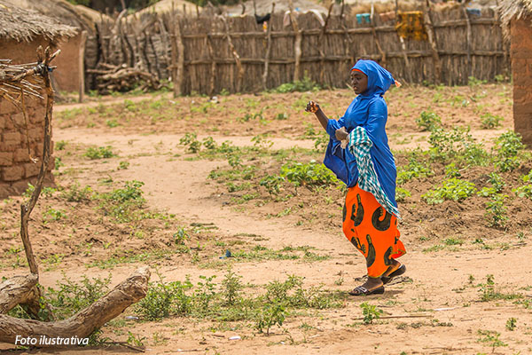 23-nigeria-mulher-andando-por-vilarejos
