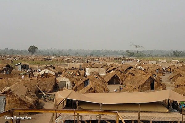 15-rca-tendas-de-capim-em-campo-de-refugiados