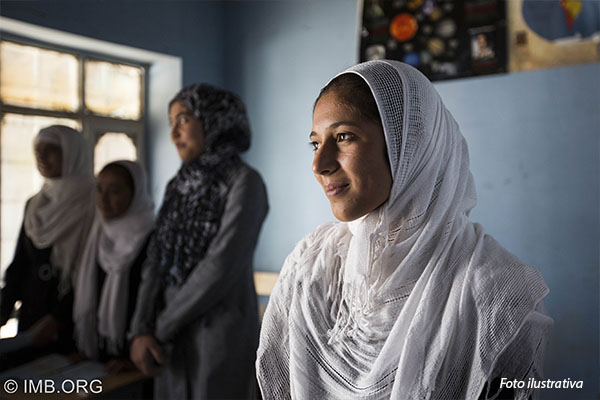 15-afeganistao-mulher-concentrada
