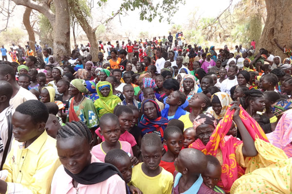 centenas-de-sudaneses-em-cerimonia