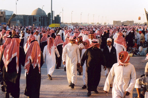 homens-caminhando-arabia-sudita