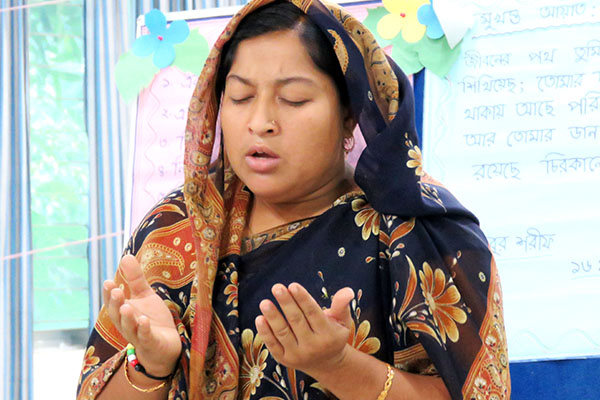 06-bangladesh-mulher-orando
