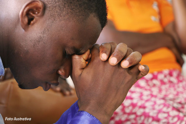 homem-nigeriano-orando