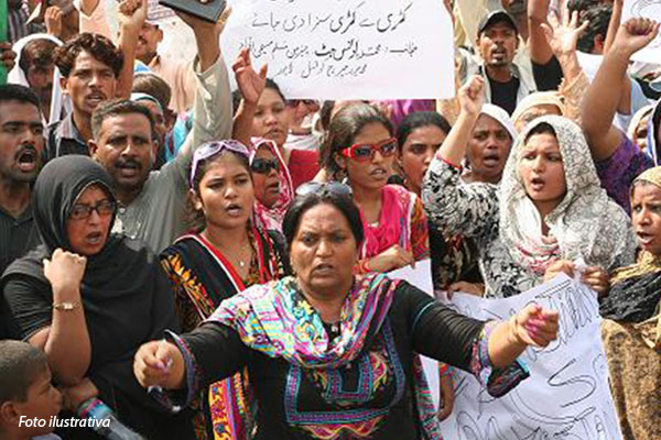 pessoas-protestando-no-paquistao