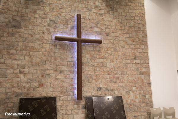 cruz-na-parede-da-igreja
