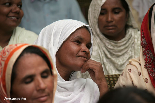 mulher-crista-paquistanesa-sorrindo