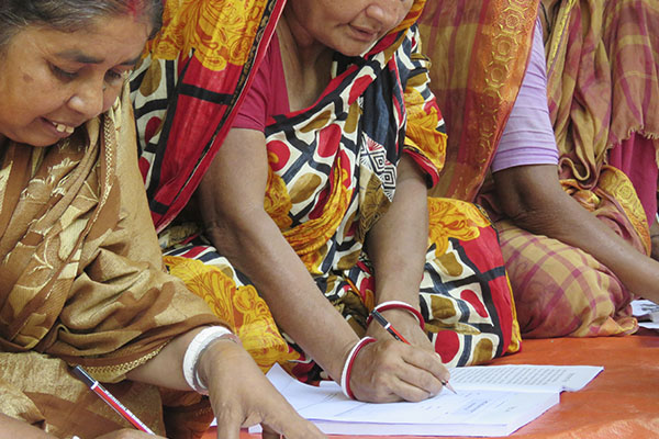 mulheres-no-programa-de-alfabetizacao-em-bangladesh