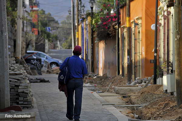 homen-andando-por-uma-rua-no-mexico
