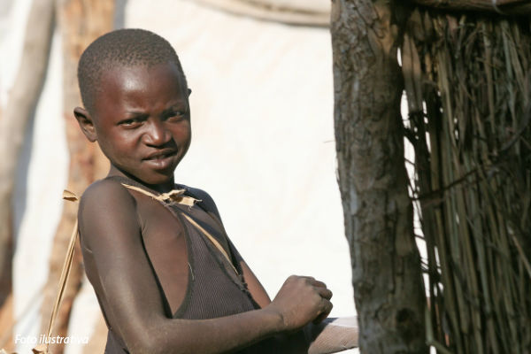 menino-africano-olhando-para-foto