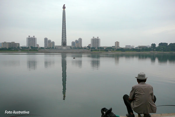 homem-sentado-proximo-a-um-lago-na-coreia-do-norte