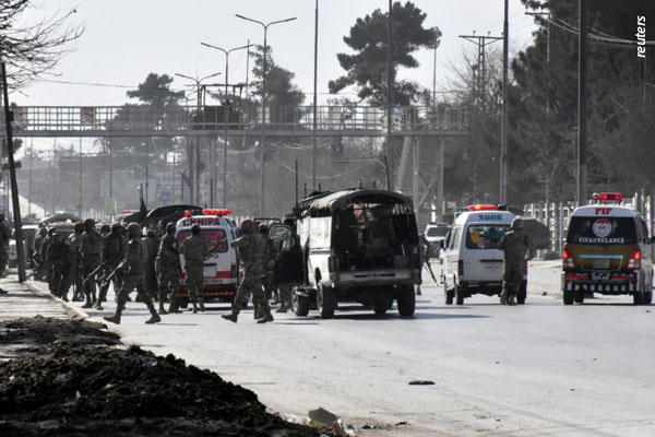 carros-do-exercitos-e-ambulancias-em-frente-a-igreja-bombardeada-no-paquistao