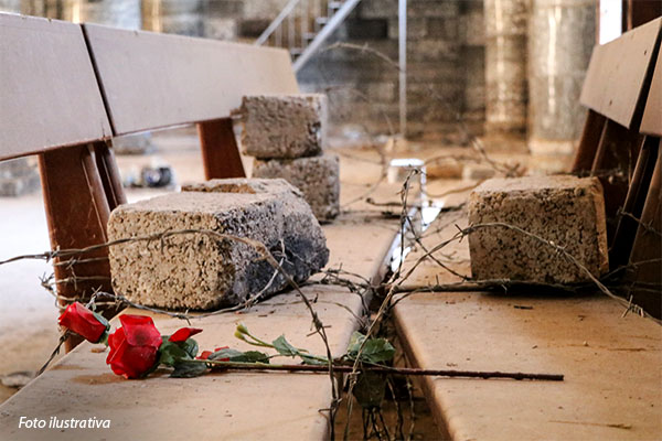 20-iraque-rosa-sobre-destrocos-de-igreja