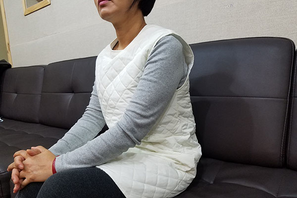 04-coreia-do-norte-mulher-sentada