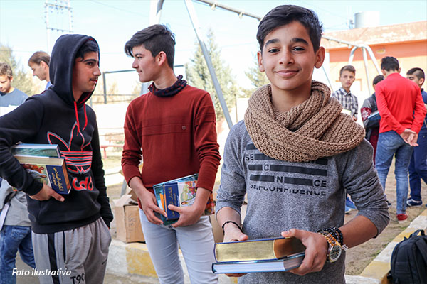 23-jovens-recebem-biblias-e-literatura-crista