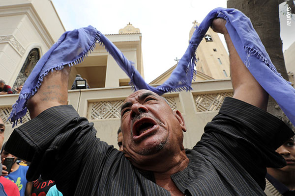 10-egito-homem-chorando-em-frente-a-igreja-atacada