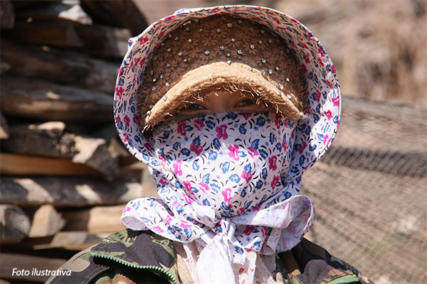 26-coreia-do-norte-mulher-escondendo-identidade