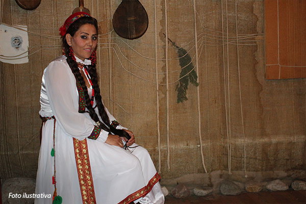 23-asia-central-menina-com-roupas-tradicionais