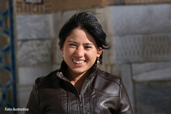 04-uzbequistao-mulher-sorrindo