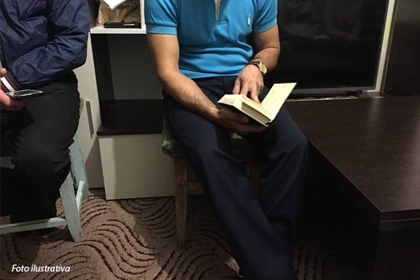 04-asia-central-homem-lendo-biblia