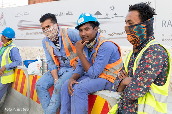 16-catar-imigrantes-esperando-onibus-apara-casa-apos-trabalho