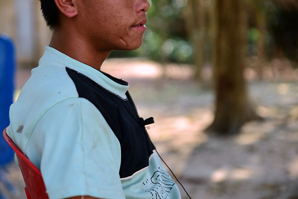 21-laos-cheu-sentado