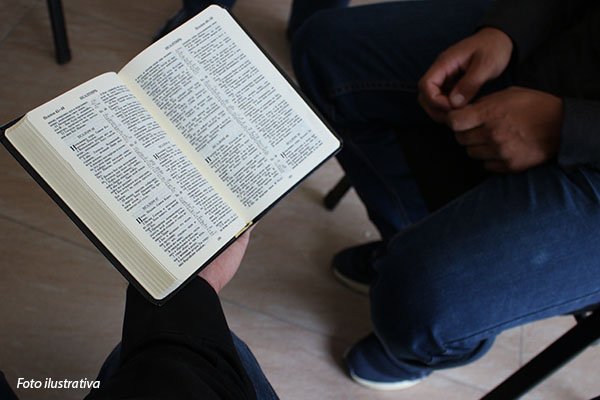 03-tajiquistao-homem-segurando-biblia